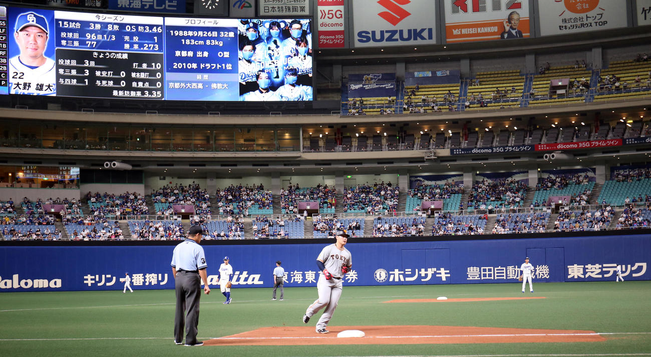 中日対巨人　4回表巨人2死、ソロ本塁打を放ち、ダイヤモンドをまわる岡本和（撮影・狩俣裕三）