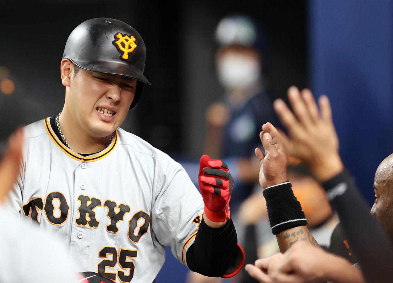 中日対巨人　4回表巨人2死、ソロ本塁打を放ち、ベンチに迎えられる岡本和（撮影・狩俣裕三）