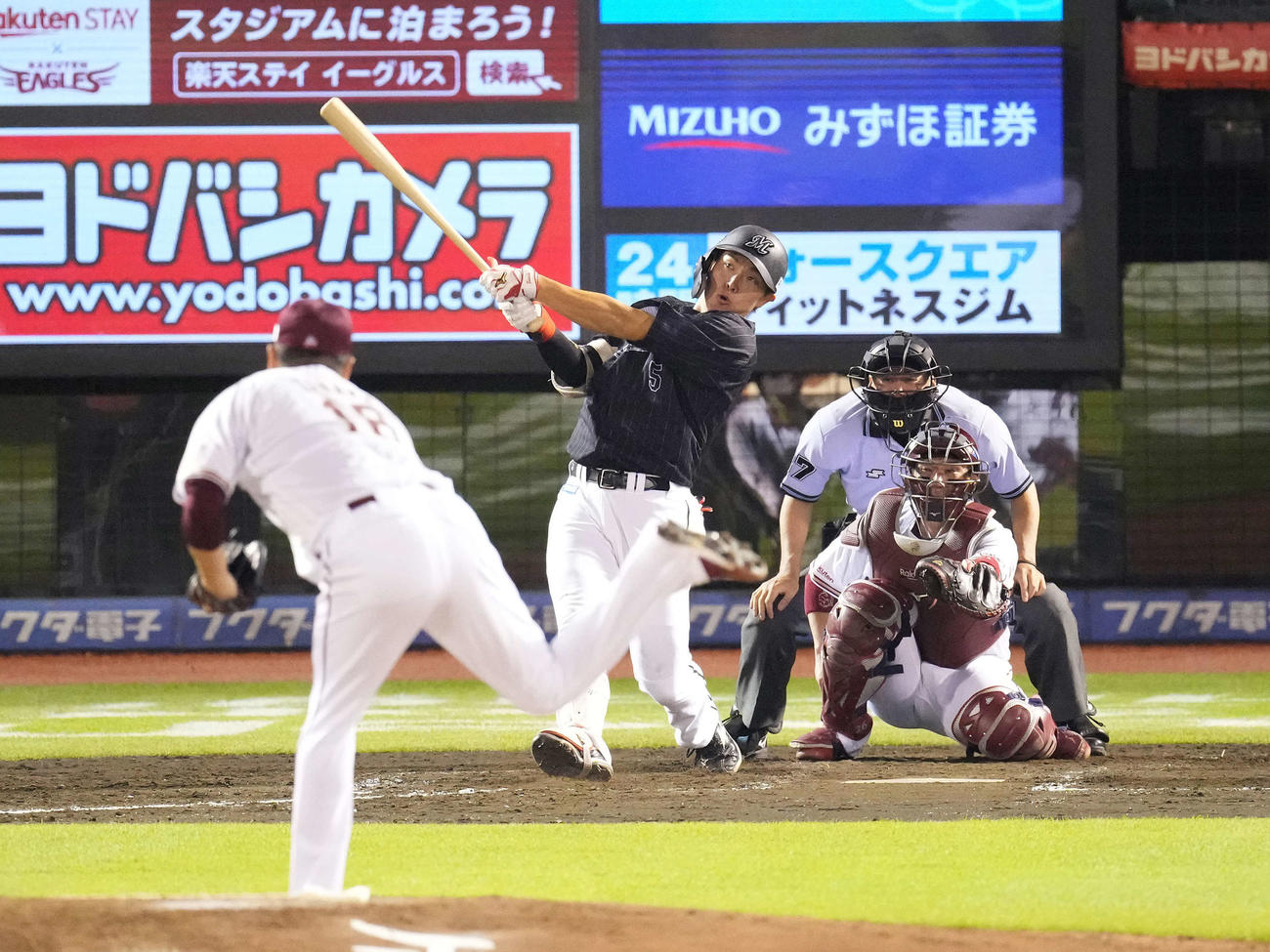 楽天対ロッテ　5回表ロッテ無死、右越えソロ本塁打を放つ安田。投手田中将（撮影・鈴木みどり）