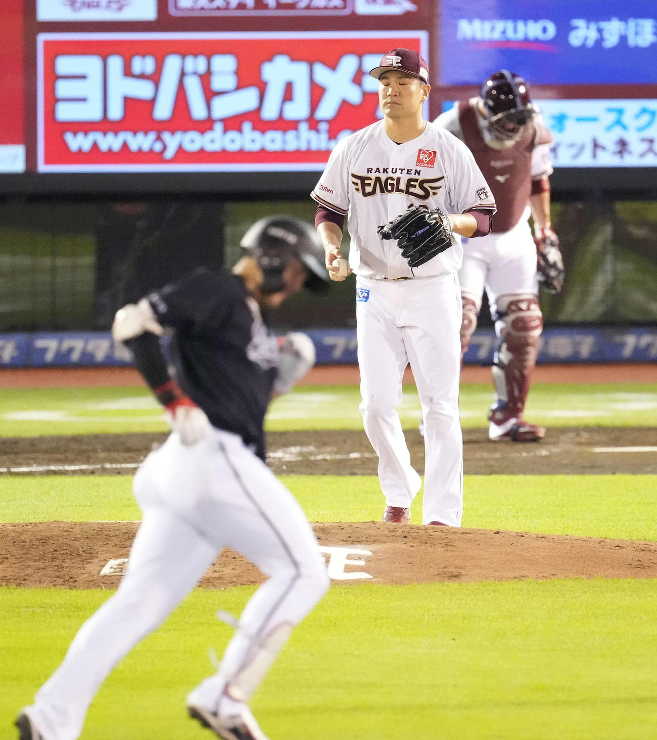 楽天対ロッテ　5回表ロッテ無死、安田に右越えソロ本塁打を浴び、目をつぶる田中将（撮影・鈴木みどり）