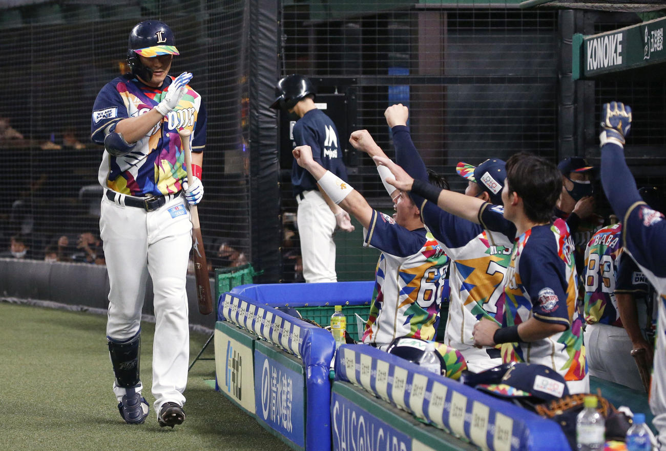 6回、本塁打を放ち、ナインに迎えられる西武・栗山