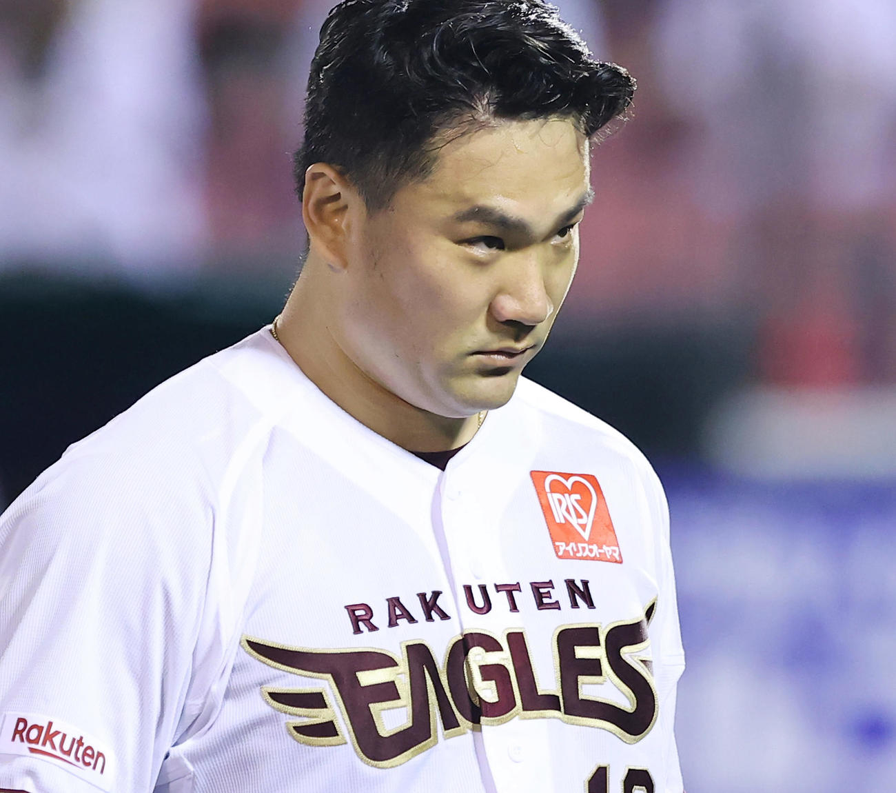 楽天対ロッテ　7回表ロッテ2死一、二塁、藤原を三振に仕留め無失点でしのいだ楽天先発の田中将は鋭い表情でベンチに引き揚げる（撮影・垰建太）