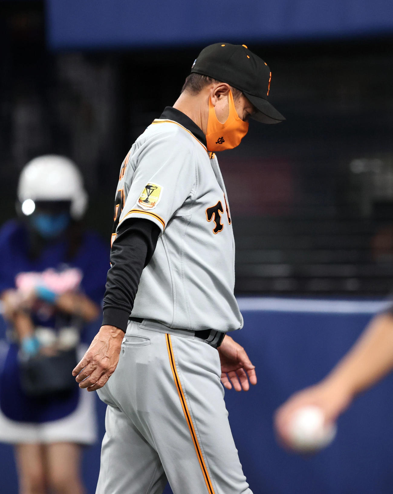 中日対巨人　8回表を終え、うつむきながらベンチに戻る原監督（撮影・狩俣裕三）