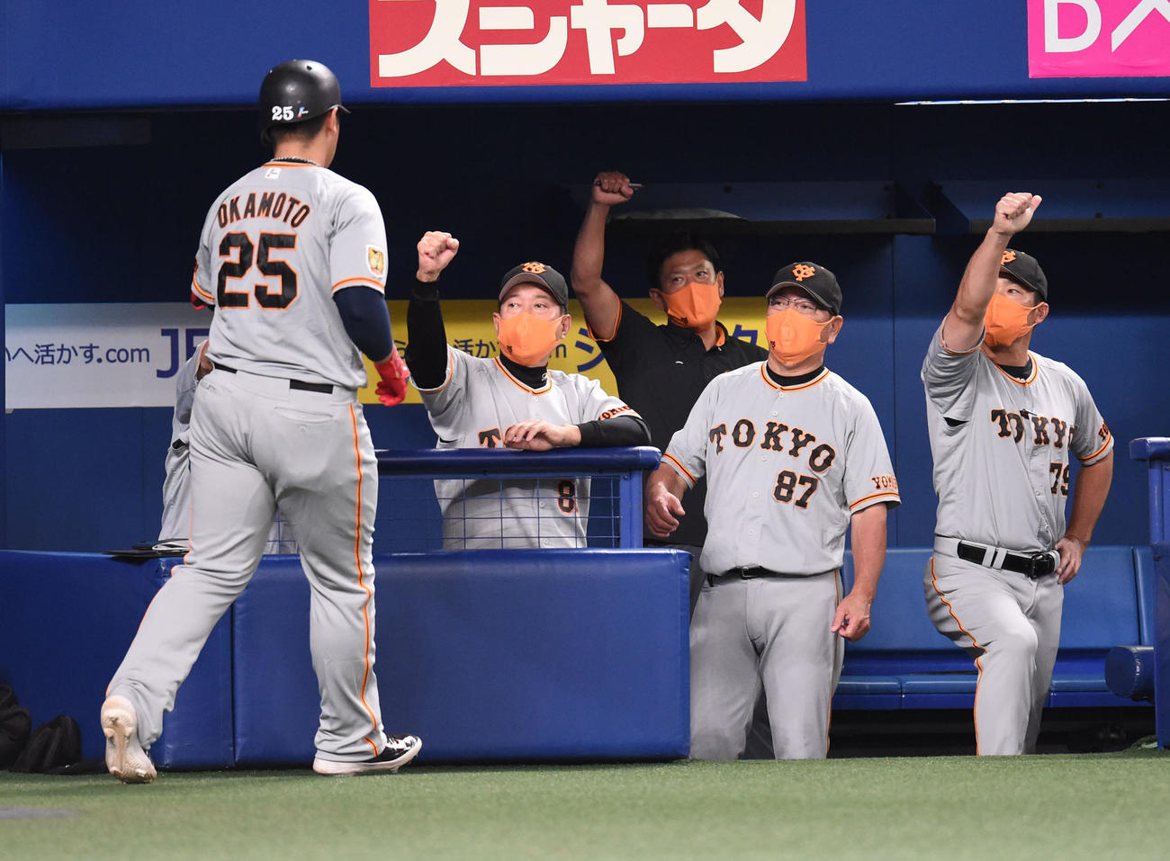中日対巨人　4回表巨人2死、右越え本塁打を放った岡本和を迎える原監督（撮影・森本幸一）