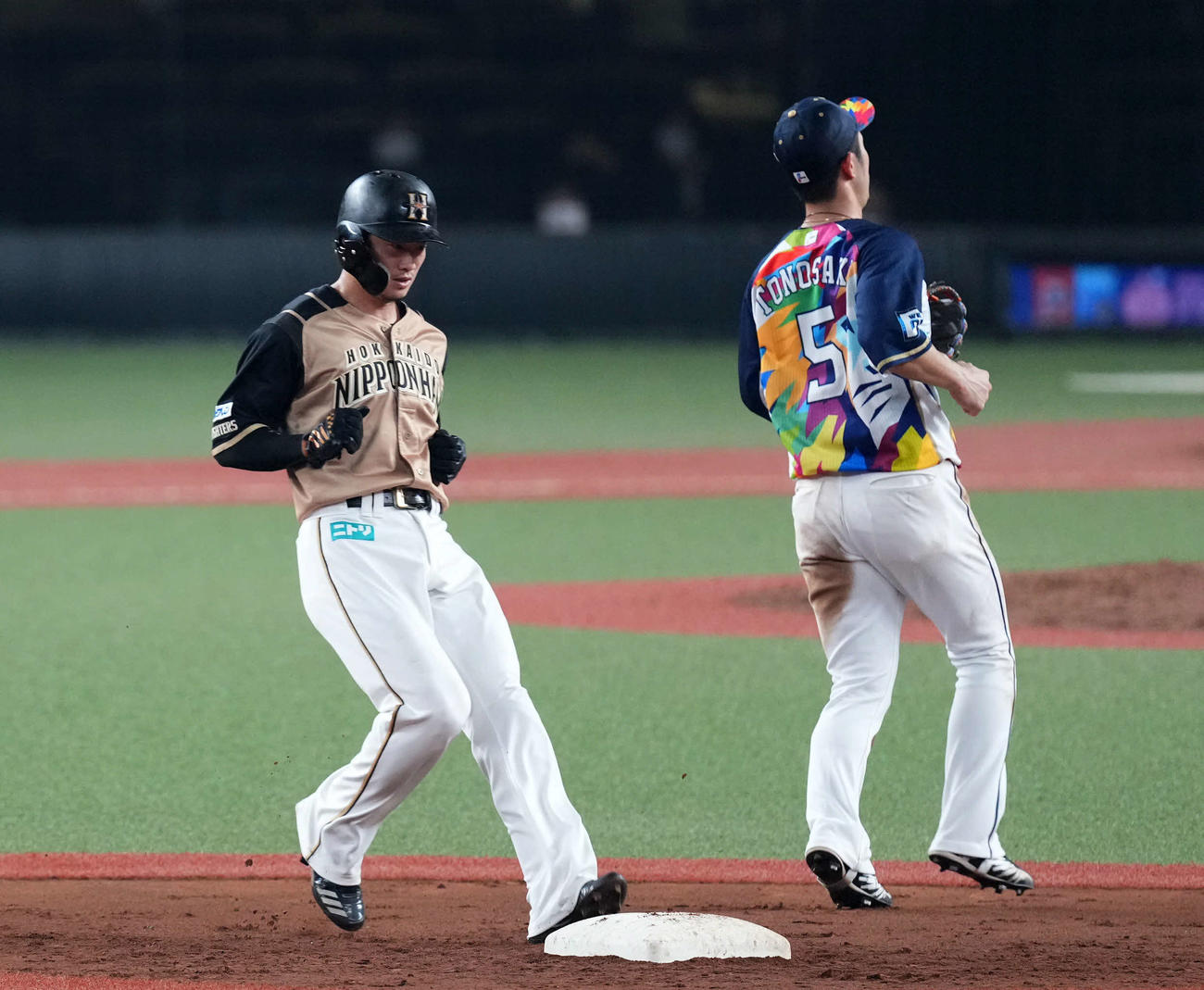 西武対日本ハム　8回表日本ハム1死一、三塁、二盗を決める西川（撮影・横山健太）