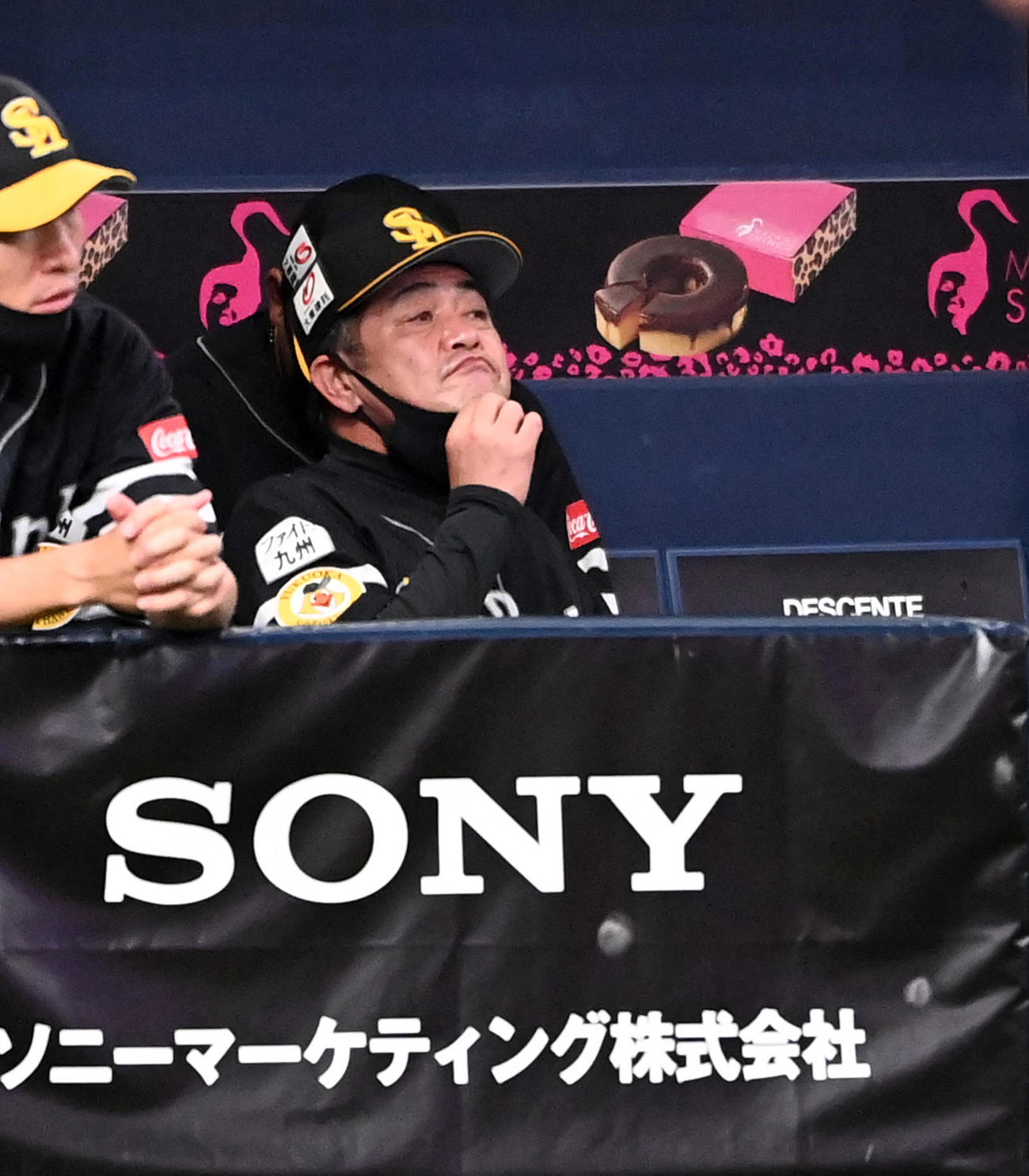 オリックス対ソフトバンク　8回、ベンチで厳しい表情の工藤監督（撮影・前岡正明）