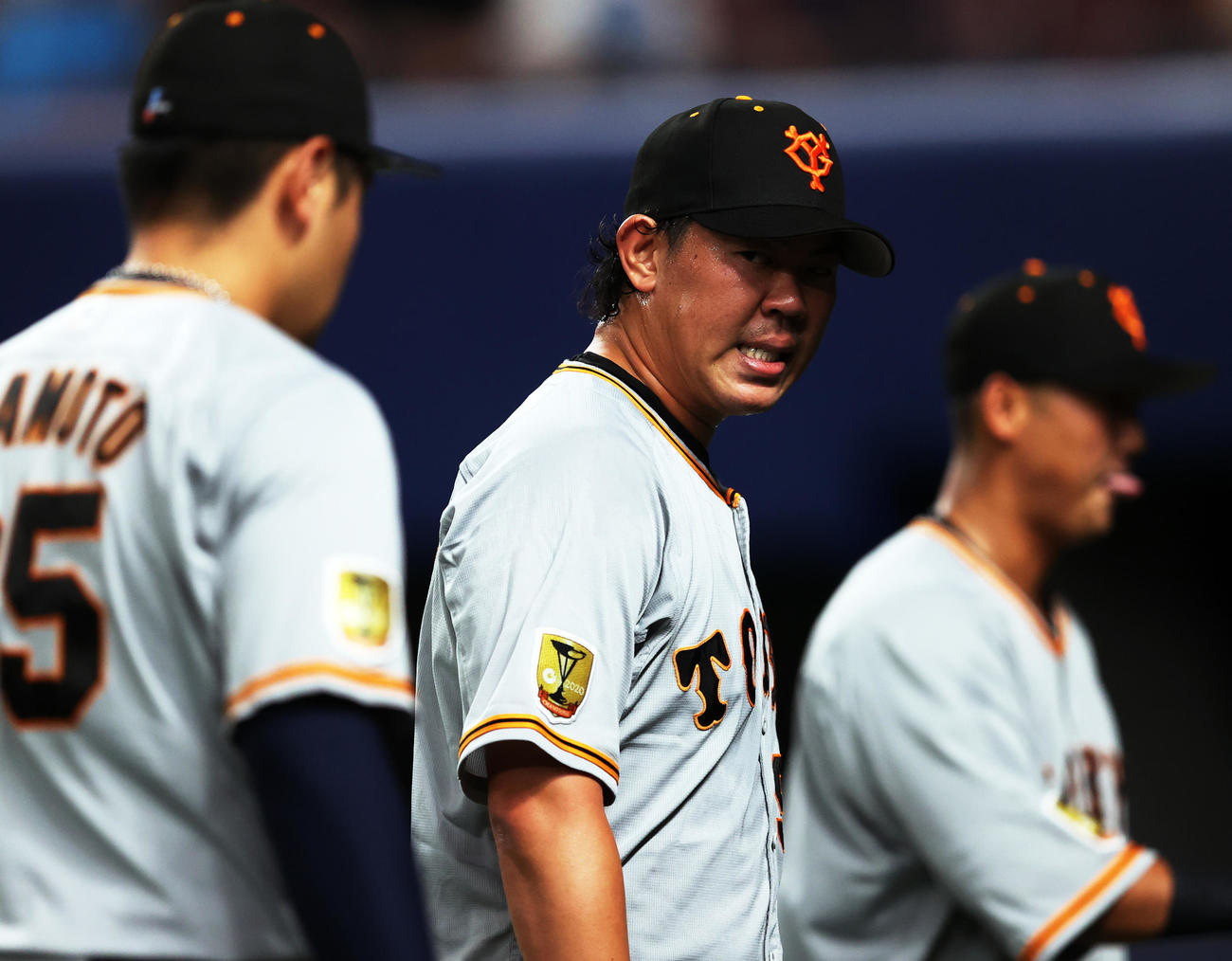 中日対巨人　2回裏を終え、悔しい表情を見せる山口（中央）（撮影・狩俣裕三）
