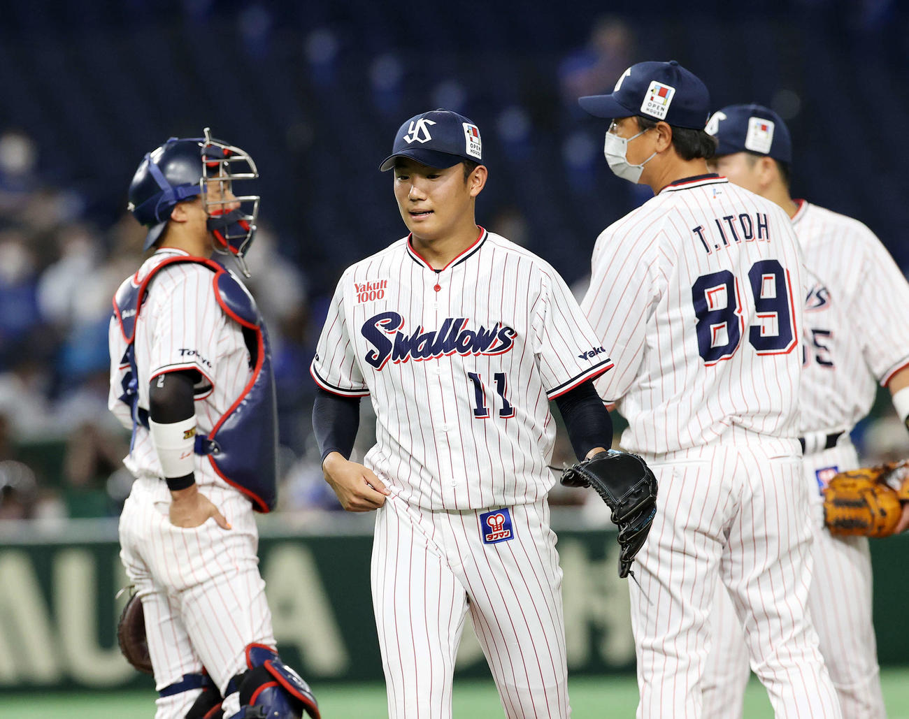 ヤクルト対DeNA 7回表、降板するヤクルト奥川（中央）（撮影・鈴木正人）