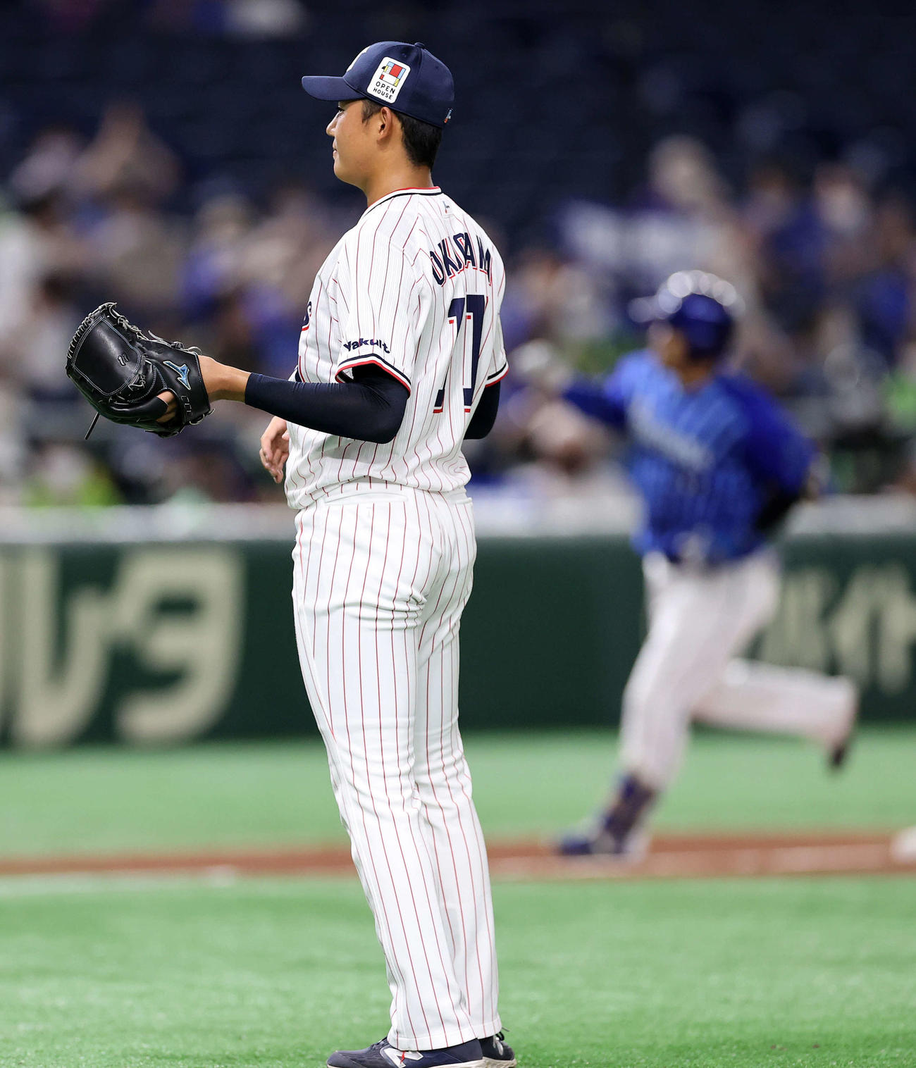 ヤクルト対DeNA 7回表DeNA2死、宮崎（右）に左中間本塁打を放たれ悔しそうな表情を見せるヤクルト奥川（撮影・鈴木正人）