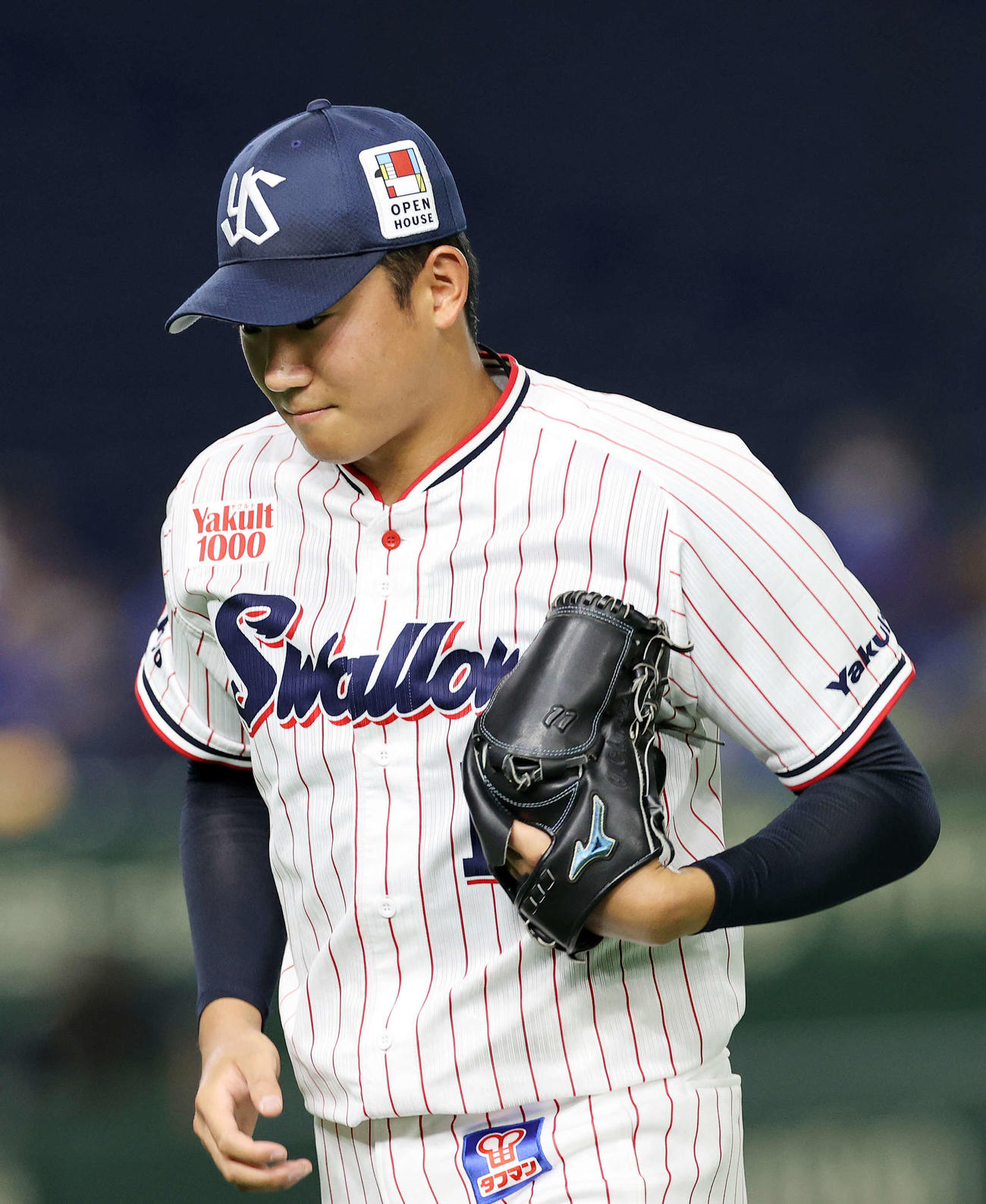 ヤクルト対DeNA 7回表、降板するヤクルト奥川（撮影・鈴木正人）
