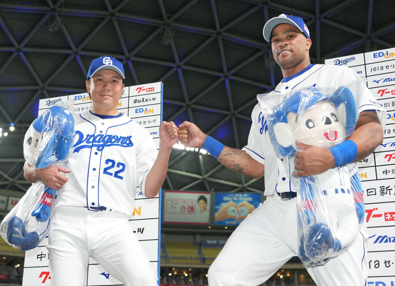 中日対巨人　ヒーローインタビューを終えポーズを決める大野雄（左）とビシエド（撮影・森本幸一）