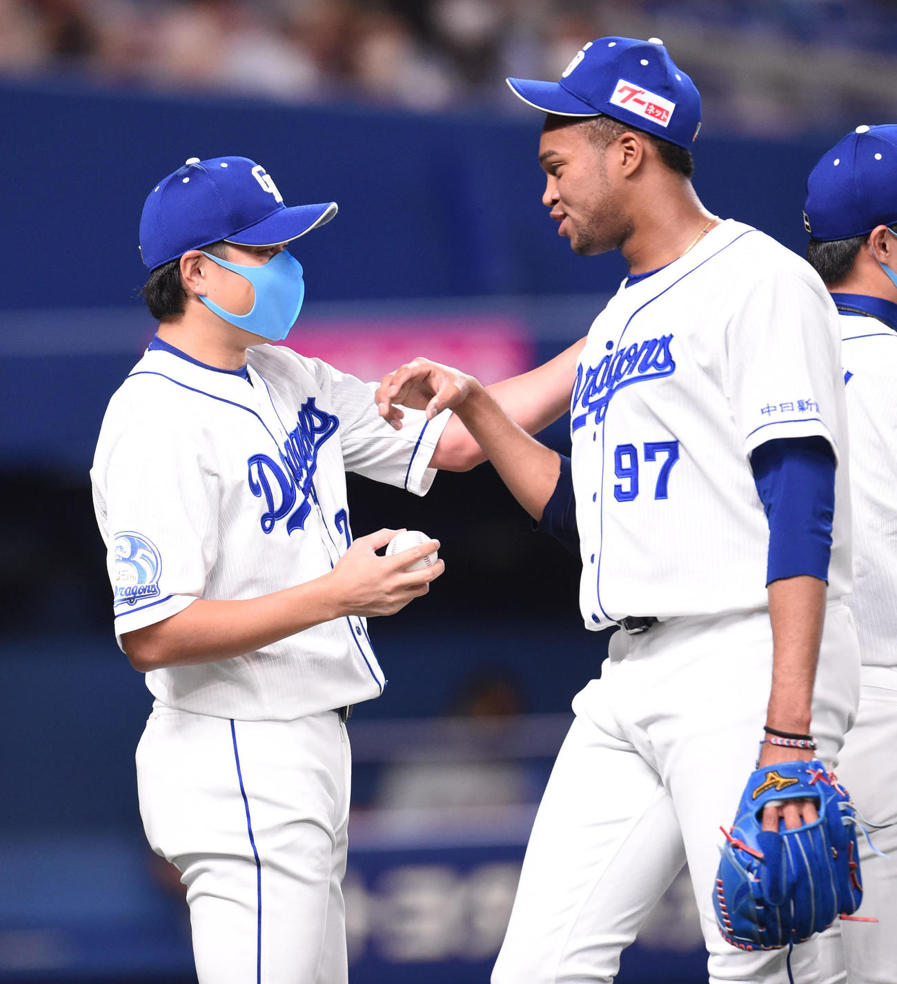 中日対巨人　試合終了、リリーフしたR・マルティネス（右）から勝利球を受け取る大野雄（左）（撮影・森本幸一）