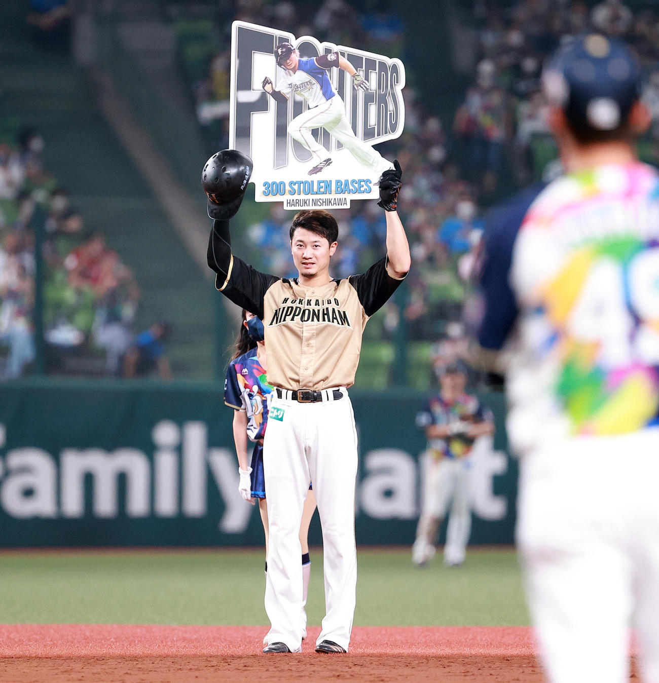 西武対日本ハム　8回表日本ハム1死一、三塁、一塁走者西川は二塁盗塁を決め、300盗塁達成のボードを掲げる（撮影・浅見桂子）