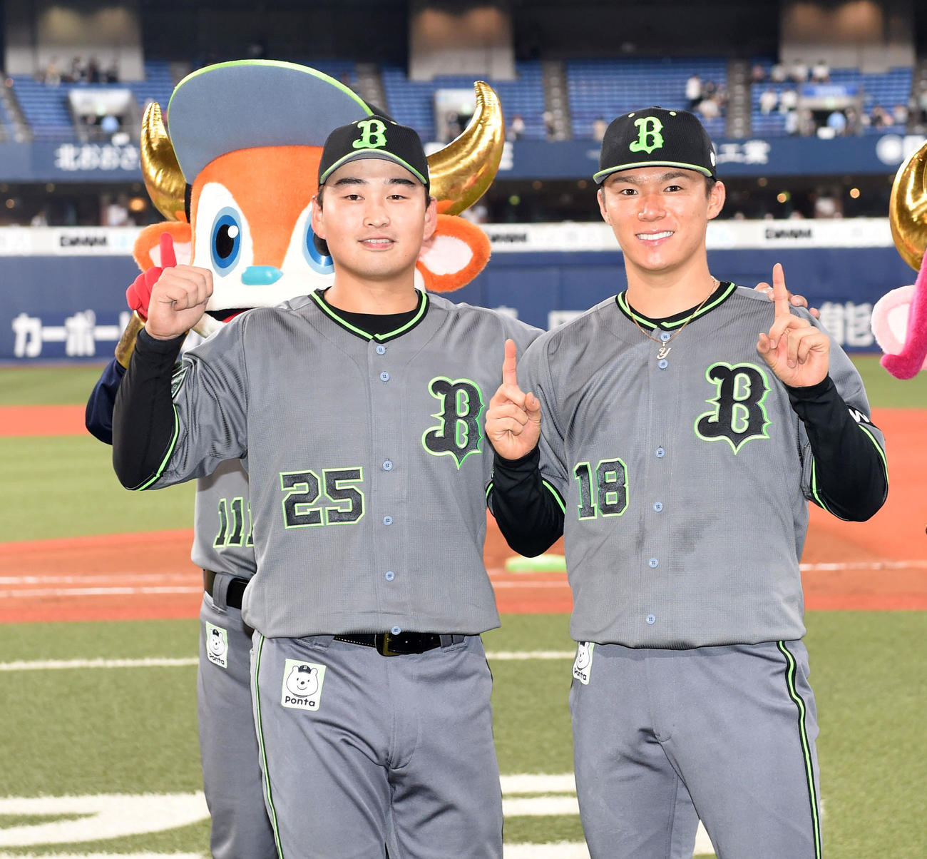 オリックス対ソフトバンク　ヒーローの山本は11勝ポーズ、西村はガッツポーズを見せる（撮影・前岡正明）