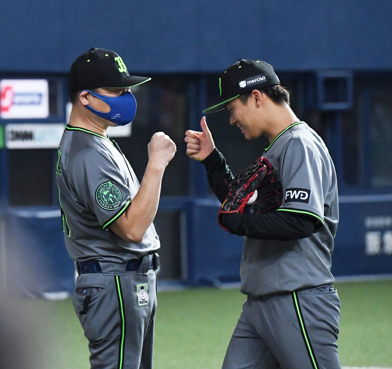 オリックス対ソフトバンク　完封勝利の山本（右）を祝福する中嶋監督（撮影・前岡正明）
