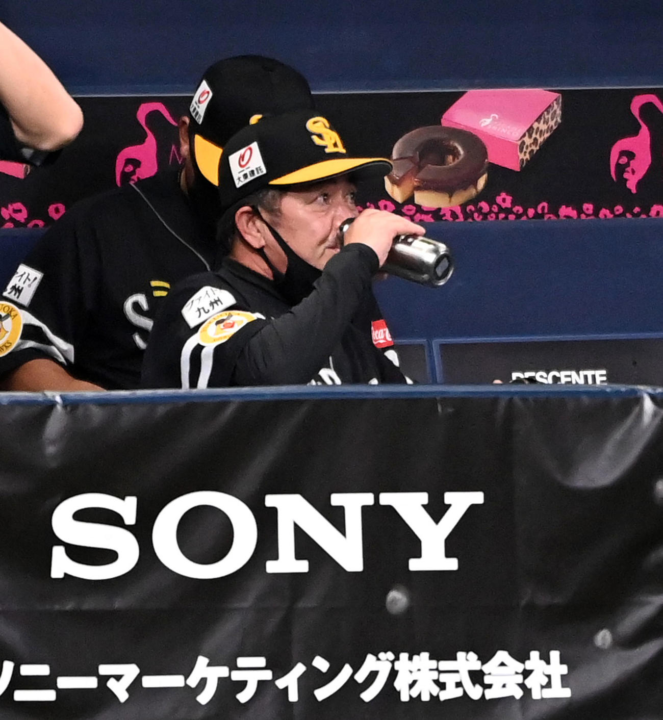 オリックス対ソフトバンク　8回、ベンチで水分を補給する工藤監督（撮影・前岡正明）