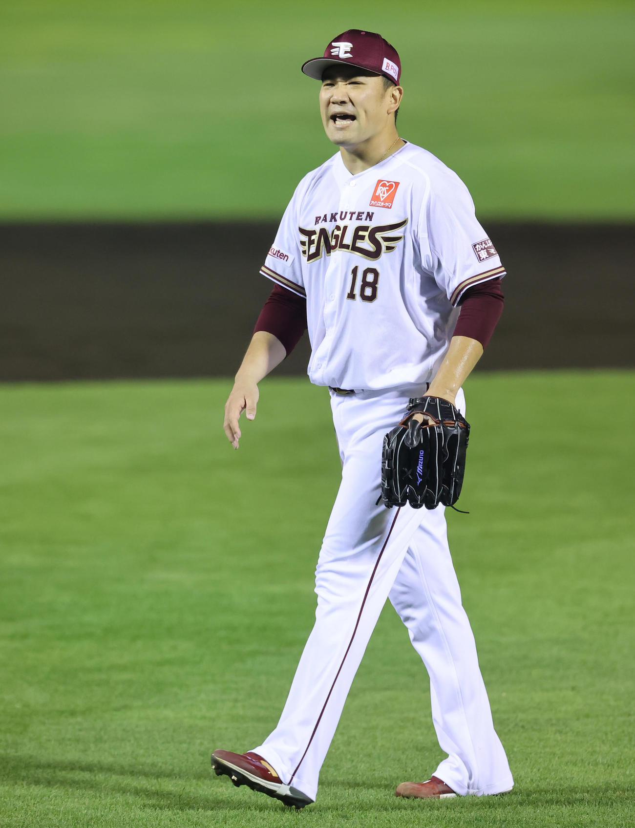 楽天対ロッテ　3回表の登板を終えた楽天先発の田中将は捕手の炭谷に渋い表情で声をかける（撮影・垰建太）