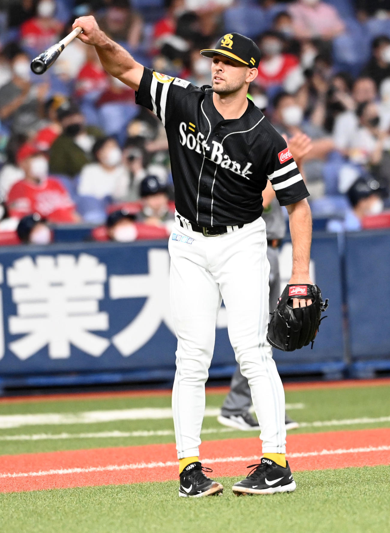 オリックス対ソフトバンク　4回裏オリックス1死二、三塁、西村に先制の中越え適時2点二塁打を打たれ悔しがるマルティネス（撮影・前岡正明）