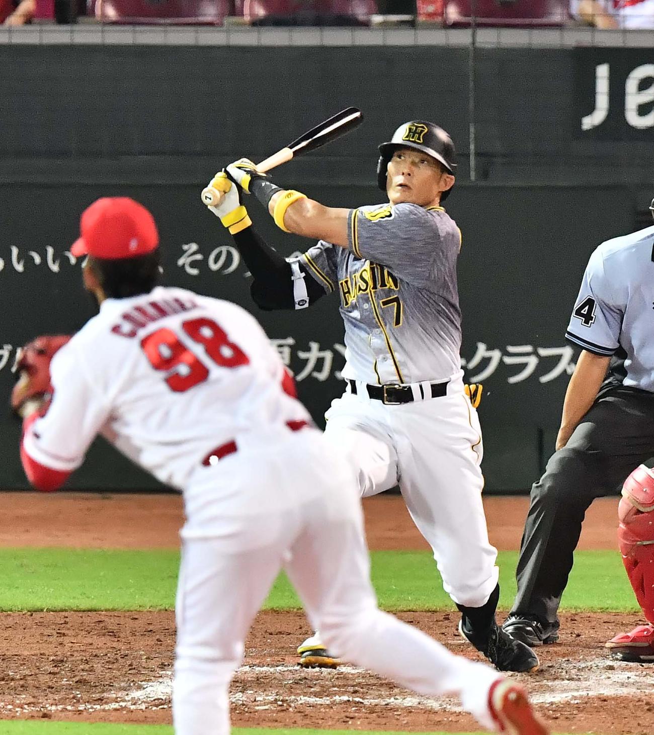 広島対阪神　8回表阪神2死二、三塁、右前に2点適時打を放つ糸井（撮影・上田博志）