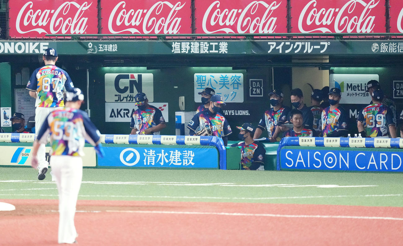 西武対日本ハム　日本ハムに敗れ肩を落とす辻発彦（左）ら西武ナイン（撮影・横山健太）