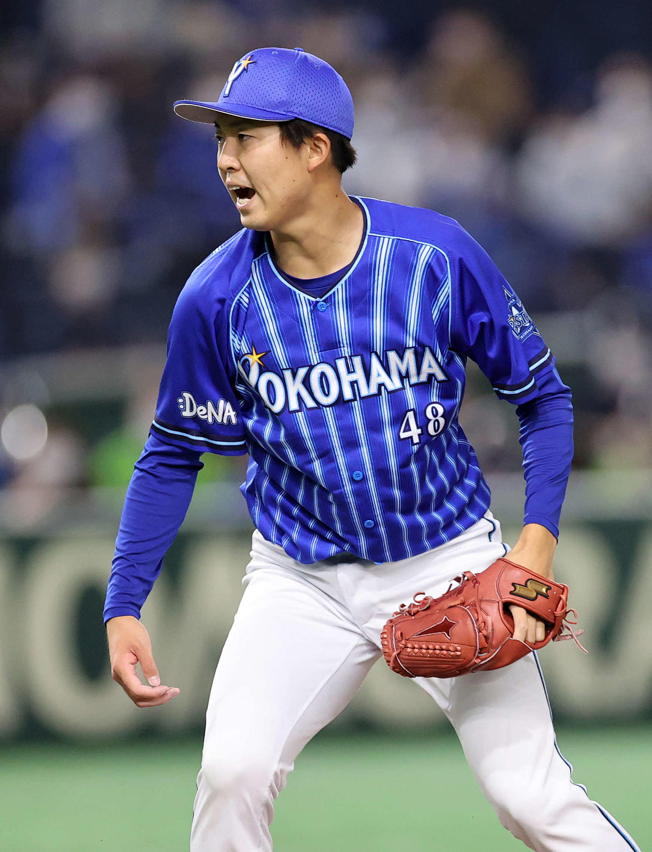 ヤクルト対DeNA 7回裏ヤクルト2死、オスナから三振を奪い雄たけびを上げるDeNA京山（撮影・鈴木正人）