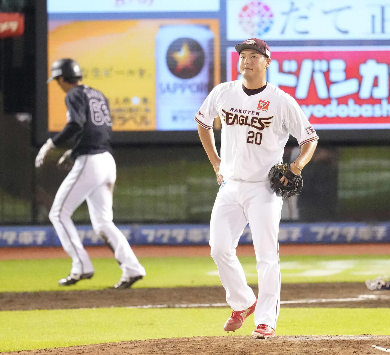 楽天対ロッテ　8回表ロッテ1死二、三塁、代打山口の遊ゴロの間に三塁走者和田の生還を許し、顔をしかめる安楽（撮影・鈴木みどり）