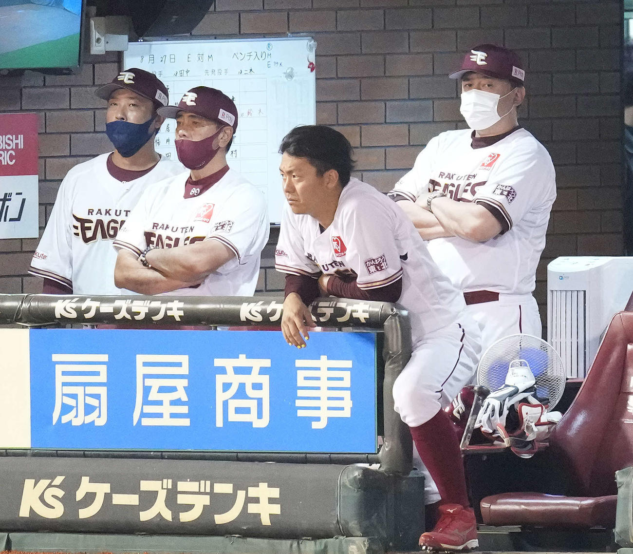 楽天対ロッテ　ベンチで険しい表情の楽天石井GM兼監督（右）（撮影・鈴木みどり）