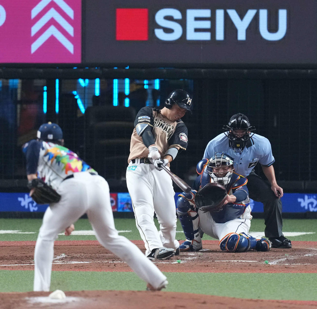 西武対日本ハム　4回表日本ハム無死二、三塁、右越え2点適時三塁打を放つ近藤（撮影・横山健太）