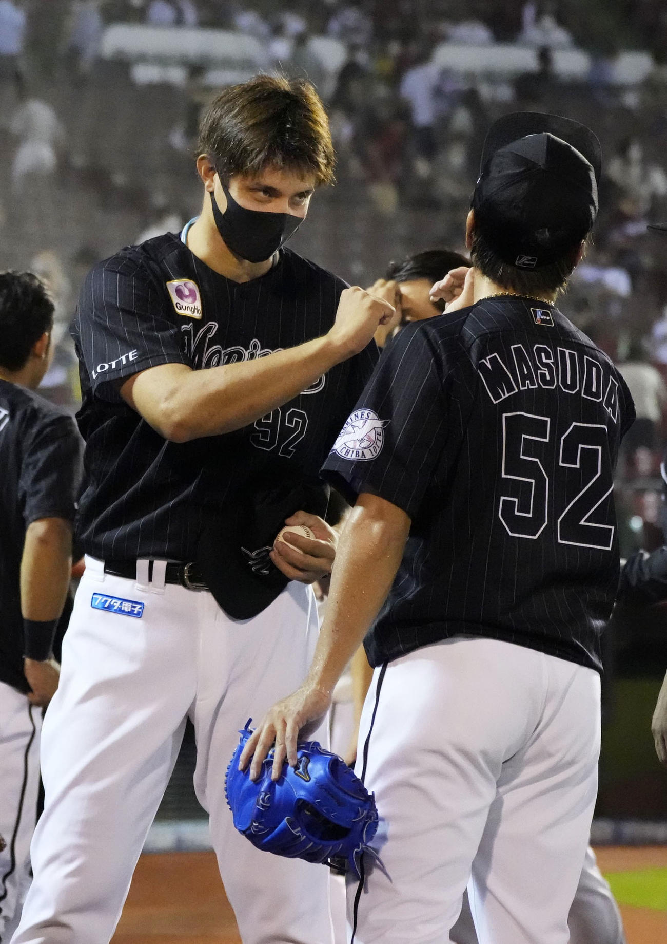 移籍後初勝利を挙げ、益田（右）からウイニングボールを受け取ったロッテ・国吉