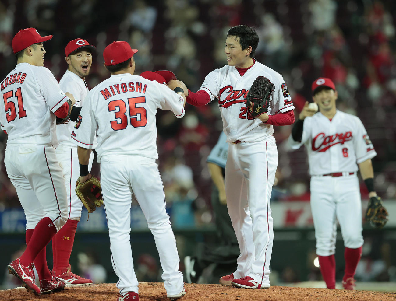 広島対阪神　阪神に勝利し、タッチを交わす栗林（右から2人目）ら広島ナイン（撮影・前田充）