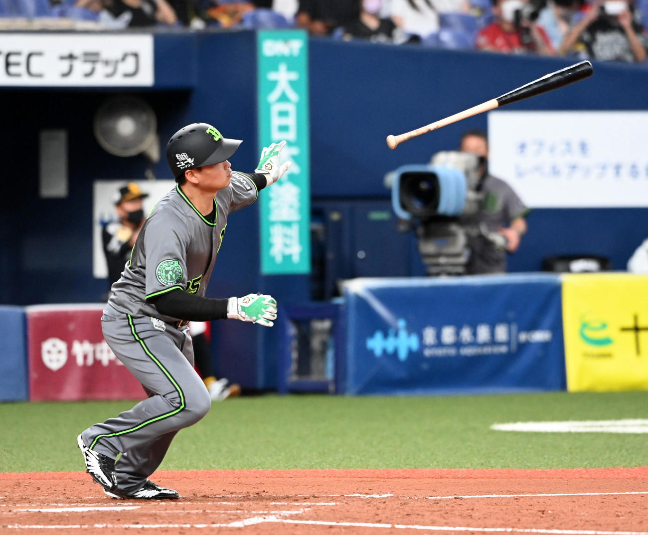 オリックス対ソフトバンク　4回裏オリックス1死二、三塁、西村は先制の中越え2点適時二塁打を放つ（撮影・前岡正明）
