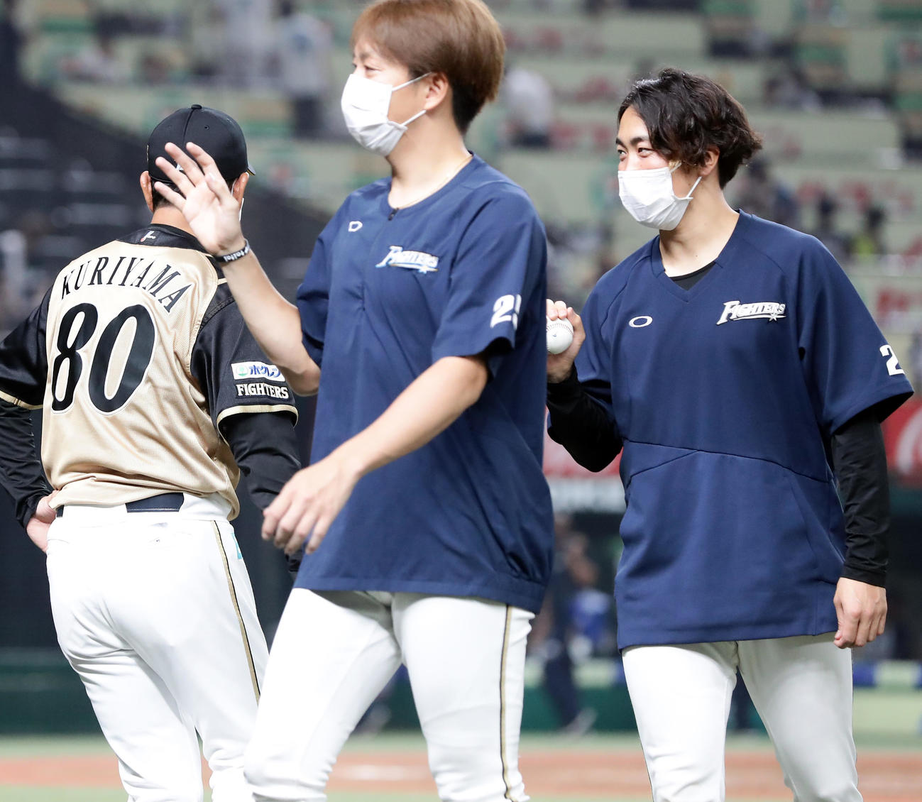 西武対日本ハム　勝利投手の井口（右）はウイニングボールを手に栗山監督らとハイタッチ（撮影・浅見桂子）