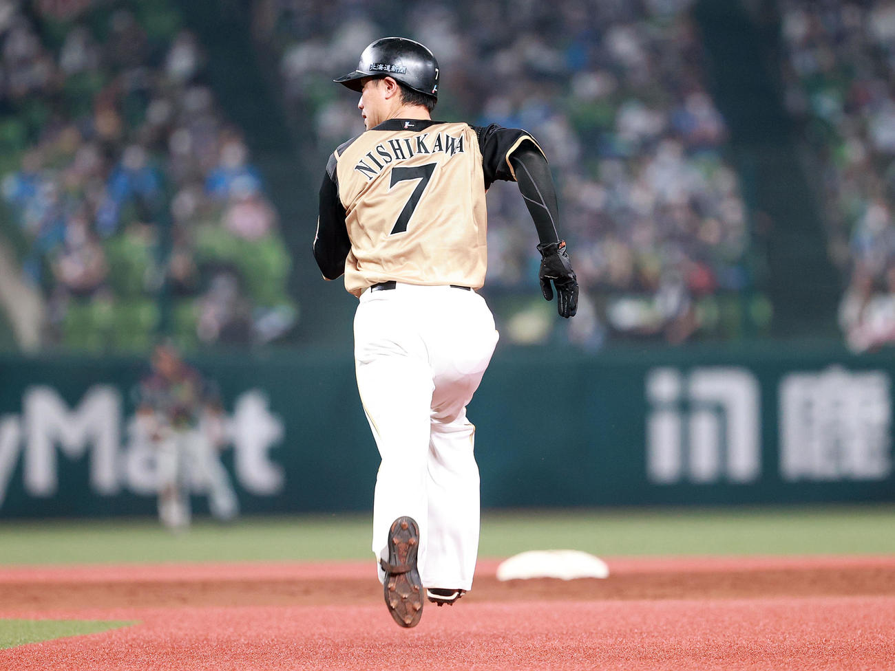 西武対日本ハム　8回表日本ハム1死一、三塁、一塁走者西川は二塁盗塁を決める（撮影・浅見桂子）
