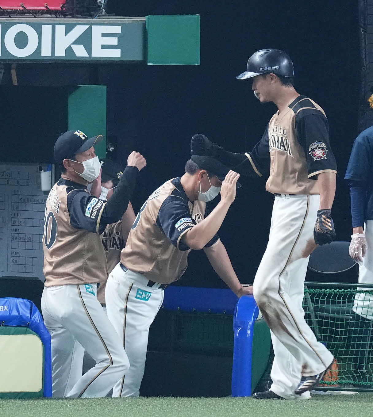 西武対日本ハム　8回表日本ハム2死一、三塁、ダーモディの暴投で本塁へ生還し栗山監督（左）とタッチをかわす西川（撮影・横山健太）