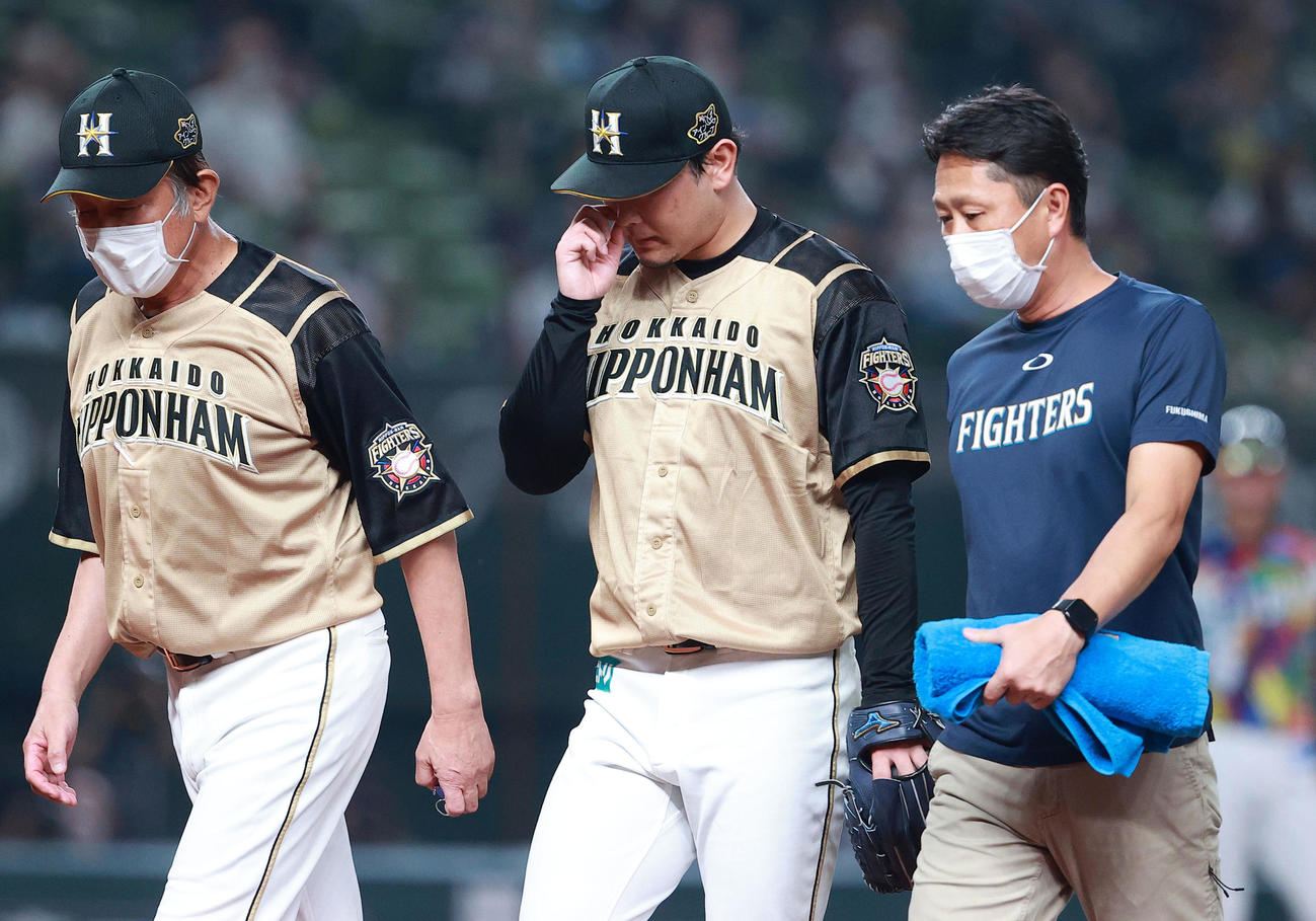 西武対日本ハム　5回裏西武無死、柘植に中前打を許した池田（中央）は荒木投手コーチを呼び、そのまま降板する（撮影・浅見桂子）