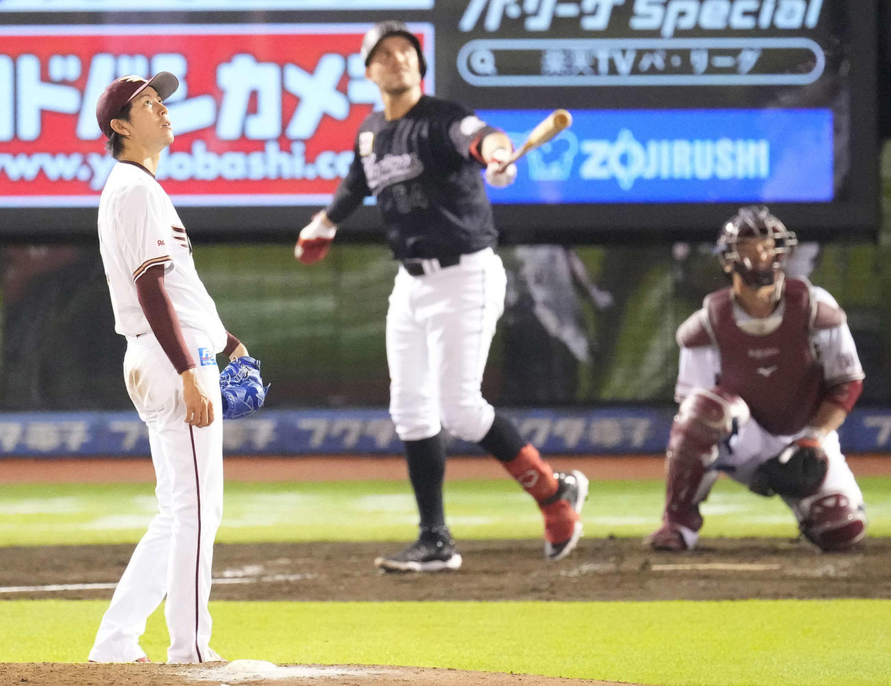 楽天対ロッテ　3回表ロッテ1死、レアードに左越えソロ本塁打を浴びる岸（撮影・鈴木みどり）