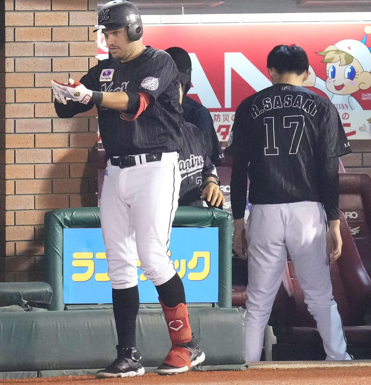 楽天対ロッテ　3回表ロッテ1死、左越えソロ本塁打を放ったレアードはすしポーズ（撮影・鈴木みどり）