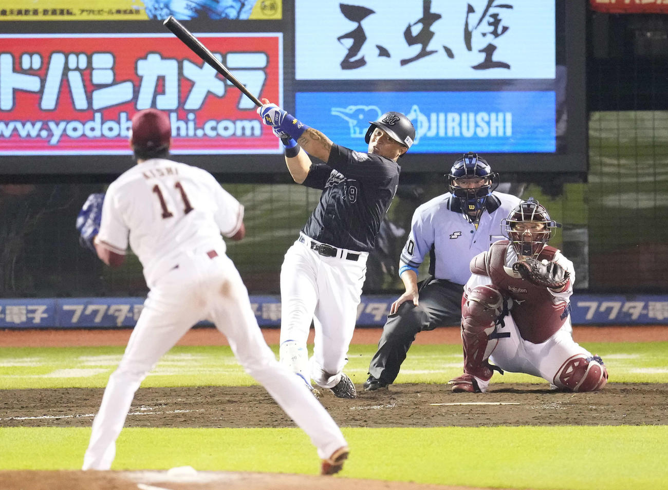 楽天対ロッテ　5回表ロッテ無死、右中間にソロ本塁打を放つマーティン。投手岸（撮影・鈴木みどり）