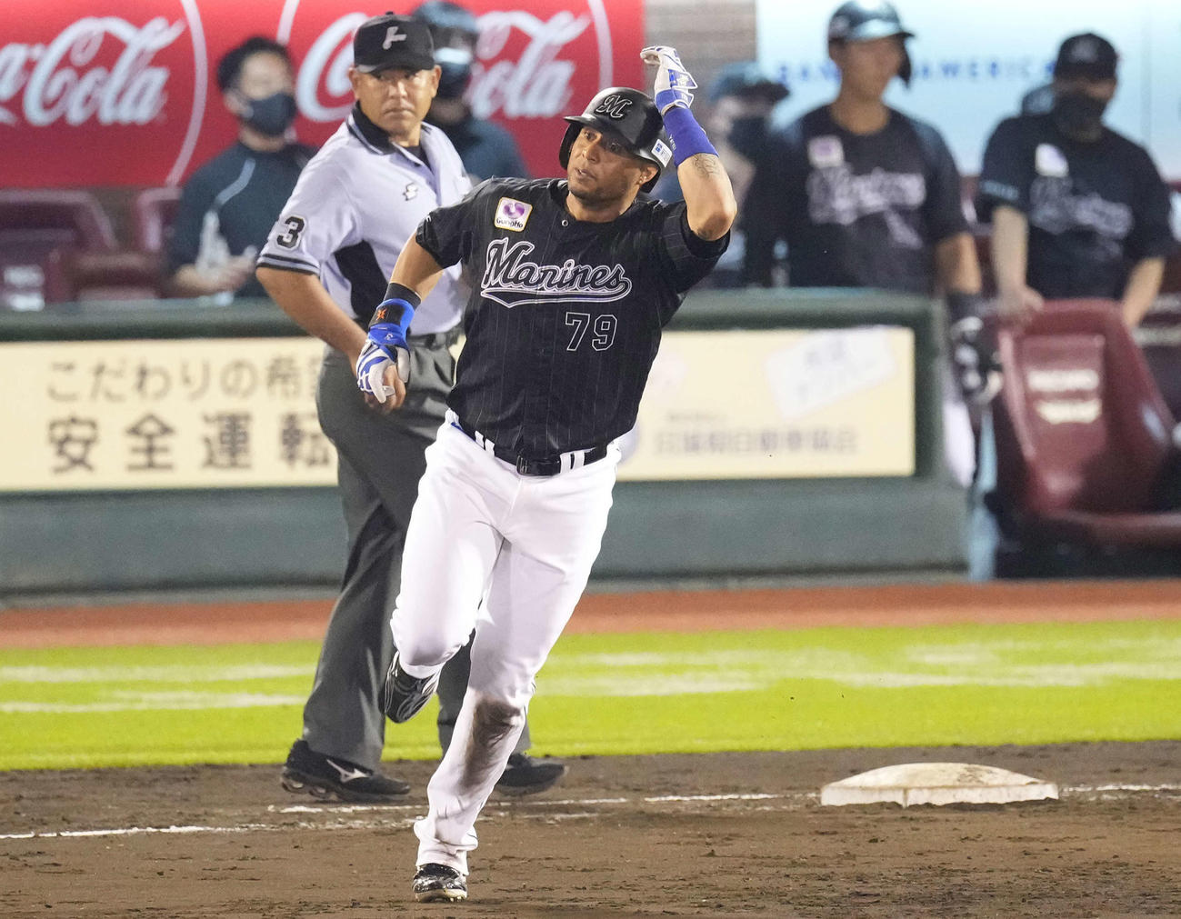 楽天対ロッテ　5回表ロッテ無死、右中間にソロ本塁打を放つマーティン（撮影・鈴木みどり）