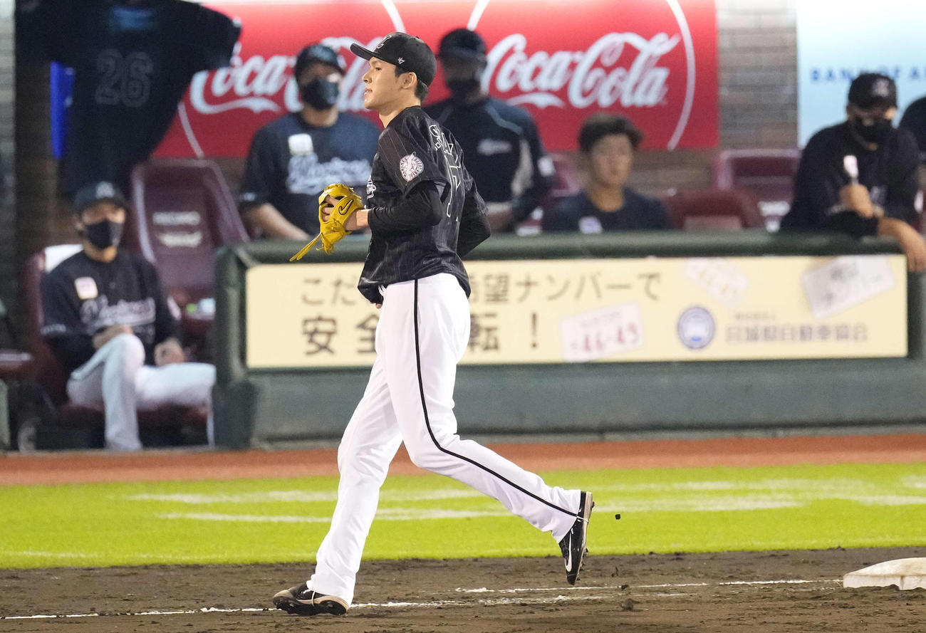 楽天対ロッテ　5回裏まで無失点に抑えたロッテ佐々木朗（撮影・鈴木みどり）