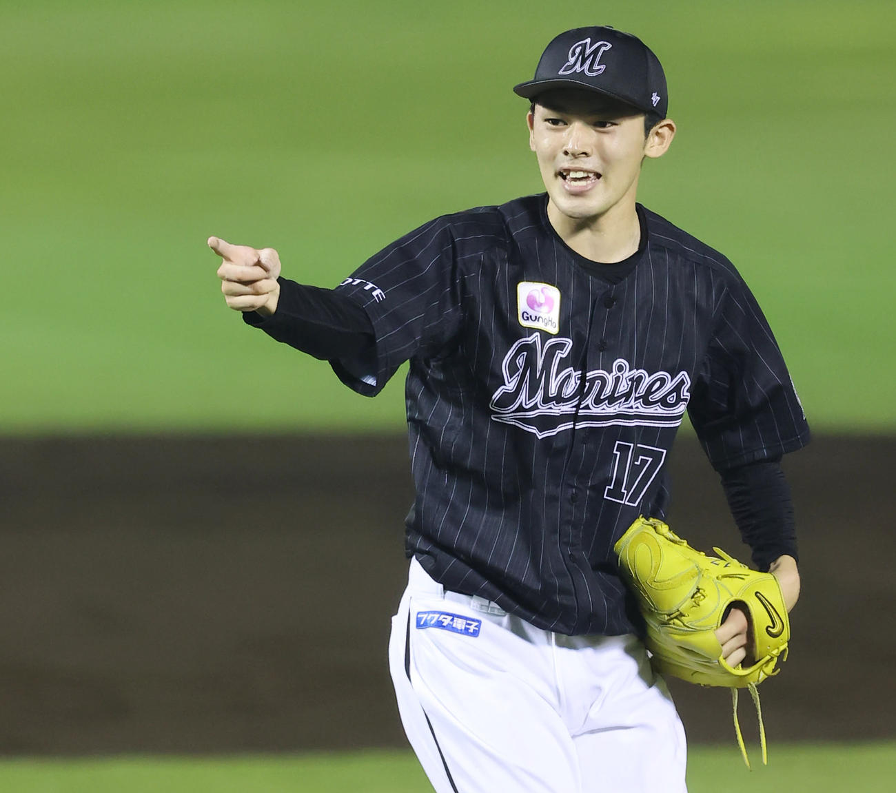 楽天対ロッテ　2回裏楽天2死一、三塁、小深田のスイングをアピールする佐々木朗（撮影・垰建太）