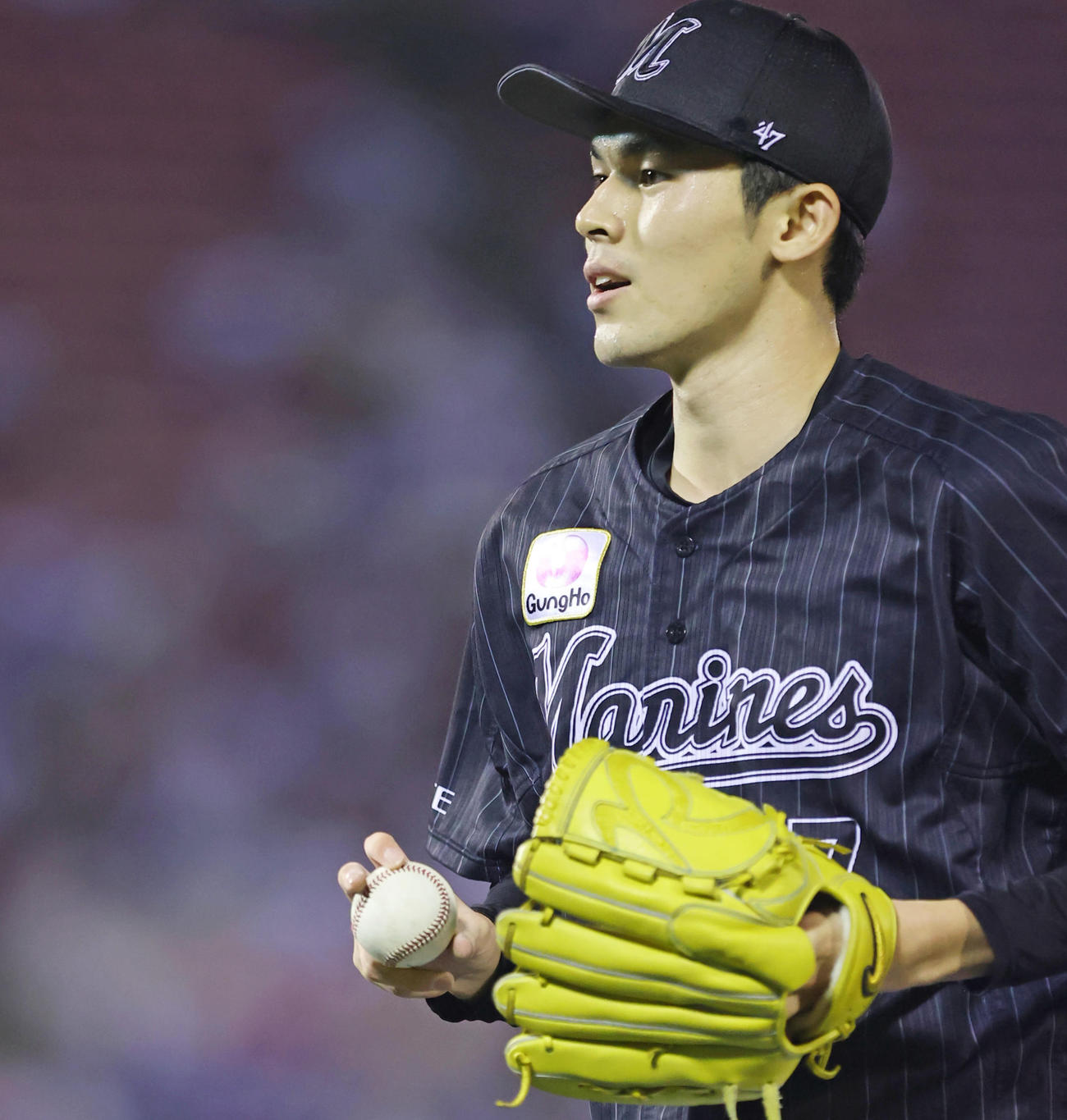 楽天対ロッテ　5回裏楽天の攻撃を無失点に抑え勝利投手の権利を得たロッテ先発の佐々木朗は笑顔を見せる（撮影・垰建太）