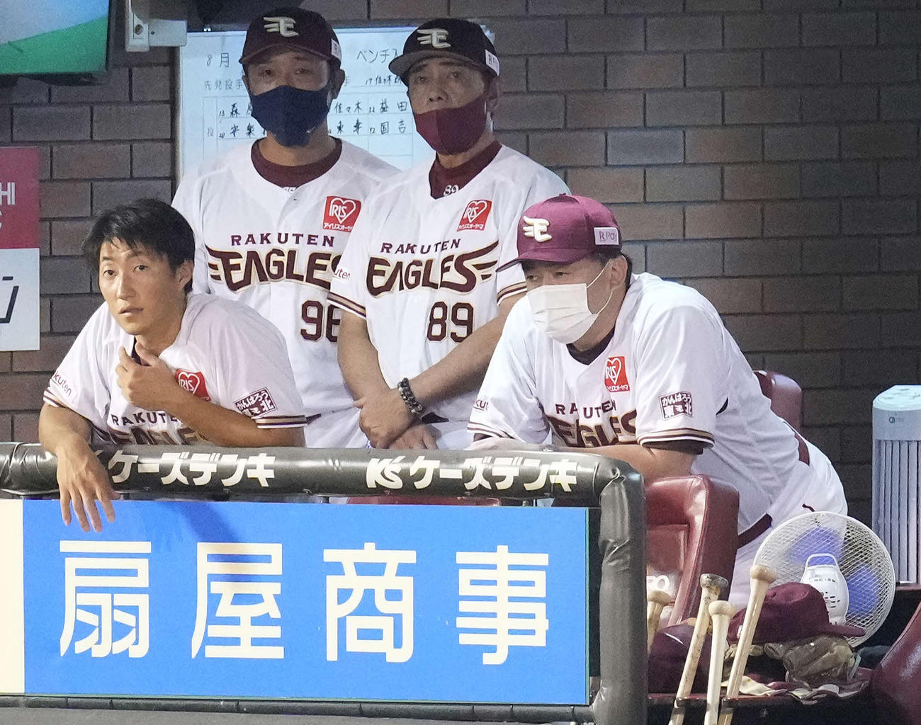 楽天対ロッテ　ベンチで浮かない表情の楽天石井GM兼監督（右）（撮影・鈴木みどり）