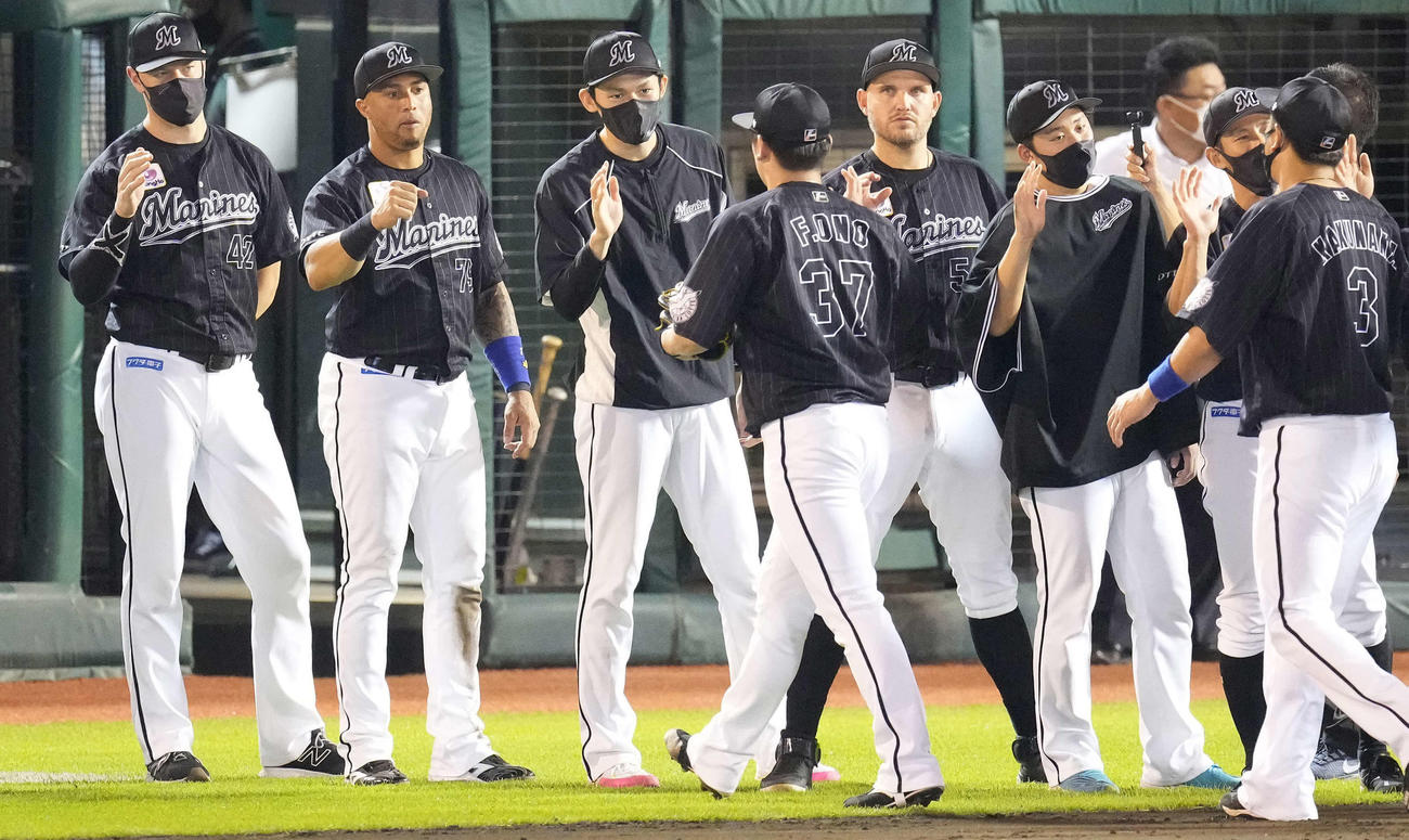 楽天対ロッテ　勝利投手のロッテ佐々木朗（中央）はナインを迎える（撮影・鈴木みどり）