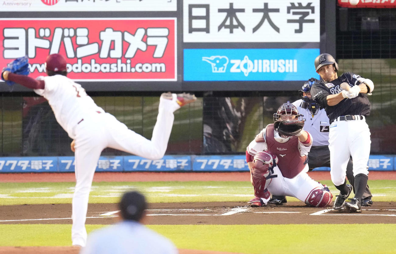 楽天対ロッテ　1回表ロッテ無死、左越えソロ本塁打を放つ荻野。投手岸（撮影・鈴木みどり）