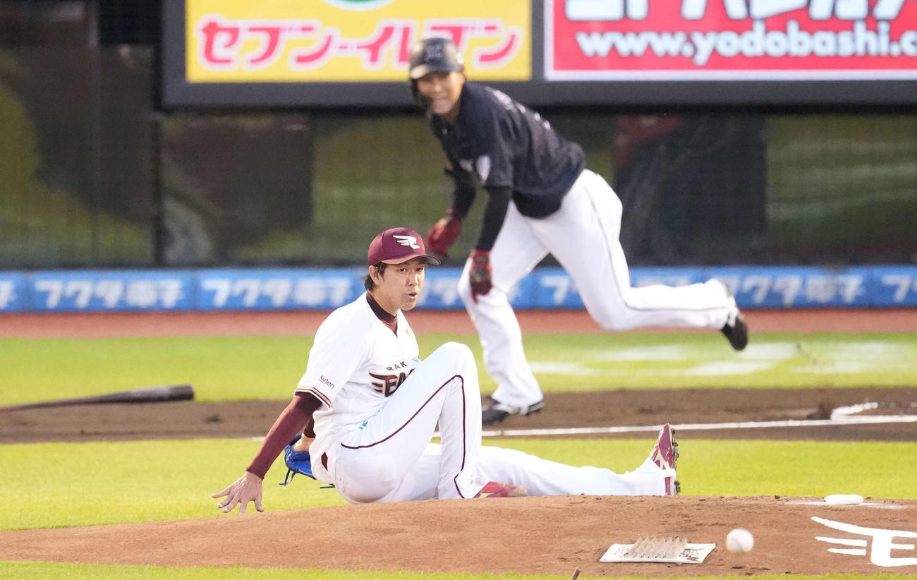 楽天対ロッテ　1回表ロッテ無死、藤原（後方）の中前打の打球を捕球できずに尻もちをつく岸（撮影・鈴木みどり）