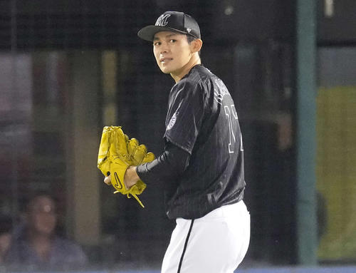 楽天対ロッテ　2回裏楽天2死一、三塁、小深田を空振り三振に仕留め、グラブをたたく佐々木朗（撮影・鈴木みどり）