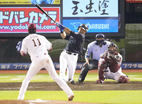 楽天対ロッテ　5回表ロッテ無死、右中間にソロ本塁打を放つマーティン。投手岸（撮影・鈴木みどり）