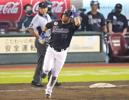 楽天対ロッテ　5回表ロッテ無死、右中間にソロ本塁打を放つマーティン（撮影・鈴木みどり）