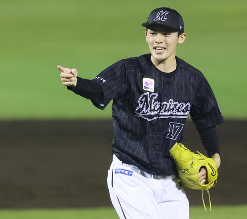 楽天対ロッテ　2回裏楽天2死一、三塁、小深田のスイングをアピールする佐々木朗（撮影・垰建太）